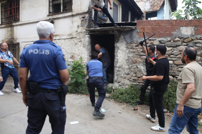 Bursa'da akıl almaz olay! Polisi bıçakladı...