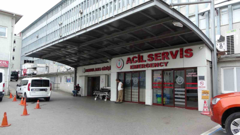 Rapor alamayınca motosiklet kaskı ile doktorun dizini kırdılar
