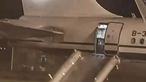 Uçakta tuvalet zannedip acil çıkış kapısını açınca kaos çıktı...