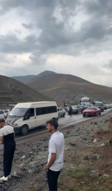 Van-Hakkari karayolunda onlarca araç selde mahsur kaldı
