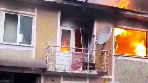 Bursa'da yaşlı kadını alevlerden komşuları kurtardı!