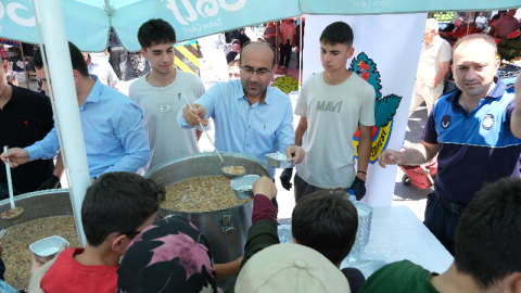 Tuna ve Tayır, vatandaşlara aşure dağıttı!