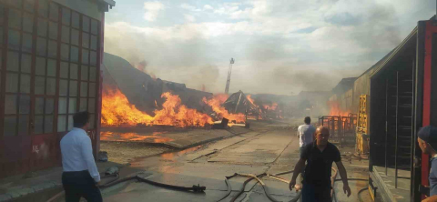 Bursa’da kereste fabrikası alev alev yanıyor
