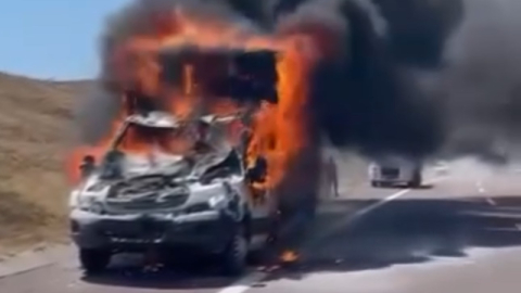 Bursa'da emniyet şeridinde duraklayan tıra çarptı!