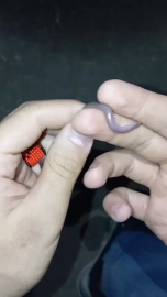 Buldukları yavru yılanı ellerine alıp oynadılar
