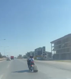 Motosiklette tekerlekli valizle tehlikeli yolculuk
