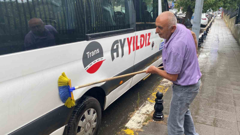 Ataşehir’de yağan yağmurda aracını yıkadı
