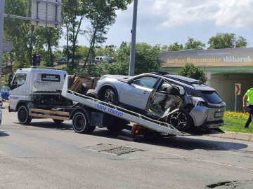 Kırmızı ışıkta geçen minibüs otomobile çarptı: 1’i ağır 6 yaralı
