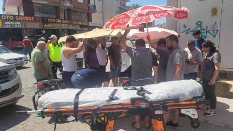 Sağlık ekiplerini beklerken yaralıyı güneşten korumak için seferber oldular
