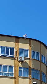 Çatıya çıkan şahıs ekipleri harekete geçirdi
