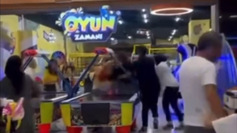 Oyun parkında ailelerin kavgası!