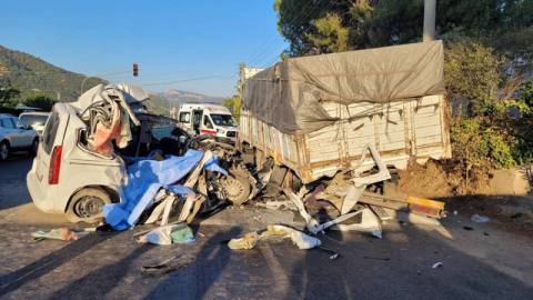 Emniyet şeridinde feci kaza! Çok sayıda ölü ve yaralı var!