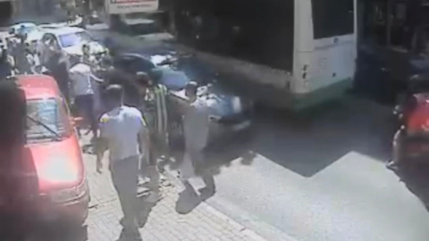 Bursa'da dükkana daldı! Şans faciayı önledi...