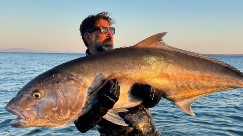 Boynundan büyük balık avladı