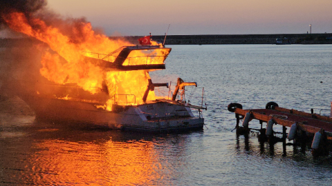 Ailesinin teknesini yaktı! İşte nedeni...