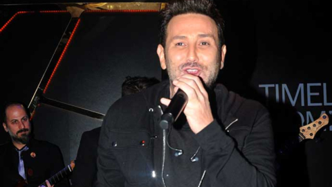 Ünlü şarkıcı sahnede hayatını kaybetti