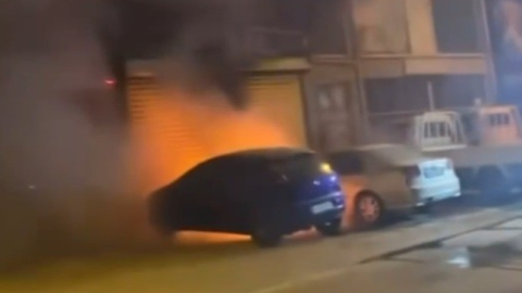 Park halindeki otomobil alevlere teslim oldu