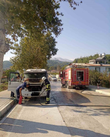 Minibüsün motor kısmındaki yangın büyümeden söndürüldü
