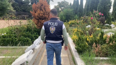 Polis o mezarlıkta nöbette!