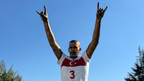 Sözünü tuttu! O heykel dikildi...