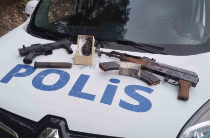 İzmir’de ormana el bombası ve uzun namlulu silahlar gömerken yakalandılar
