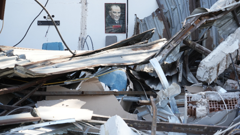 Bursa'da arsa sahibi kiracısının dükkanına ekskavatörle daldı