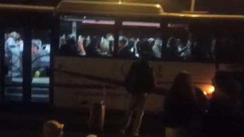 Çok yolcu alan otobüs devriliyordu!