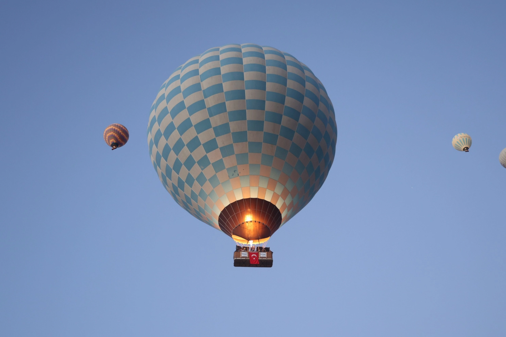 Türk bayraklarıyla havalandılar