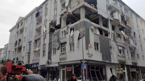 Apartmanda bomba gibi patladı!