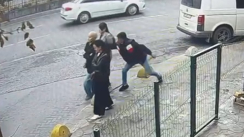 Kadın turiste kapkaç anı!