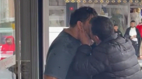 Annesini darp etti, polise bıçak çekti!