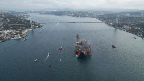 Dev petrol platformu İstanbul Boğazı'ndan geçti