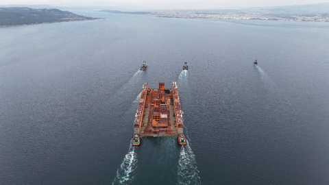 Dev Yüzer Havuz ‘Dourado' boğazdan geçiyor