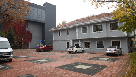 Başkanlık konutunu yıkıp çocuklar için spor tesisi yapıyor