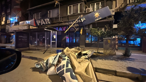 Bursa'da rüzgar tabelayı bile yerinden söktü!