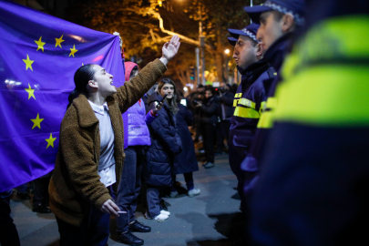 Gürcistan karıştı! Onlarca polis yaralı...