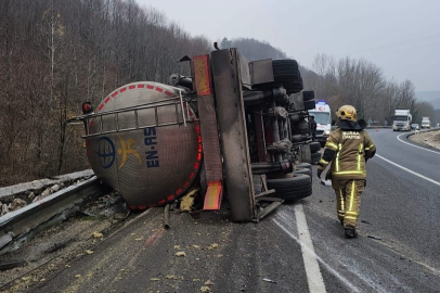 Asit taşıyan tır devrildi