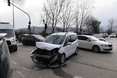 Bursa'da kaza! Biri çocuk iki yaralı...