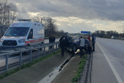 Bursa yolunda kontrolü kaybeden araç refuje daldı