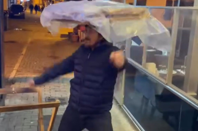 Bursa'da müziği duyan simitçiden dans şov!