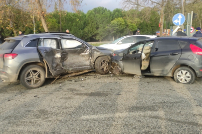 Bursa'da iki kadın sürücü kafa kafaya çarpıştı!