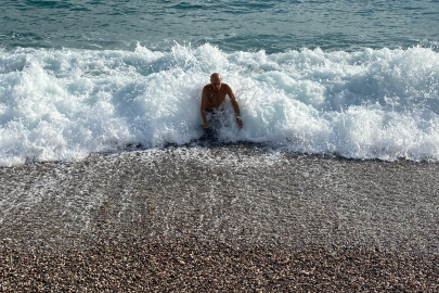 Bir yanda hortum vurdu! Diğer yanda denize girdiler...