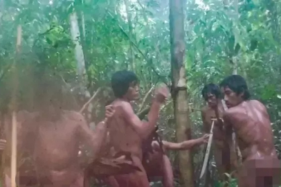 Dünyayla hiç temas kurmamış kabilenin ilk görüntüleri yayınlandı!