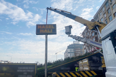 Bursa'da yönetmeliğe uymayan tabelalar indirildi!