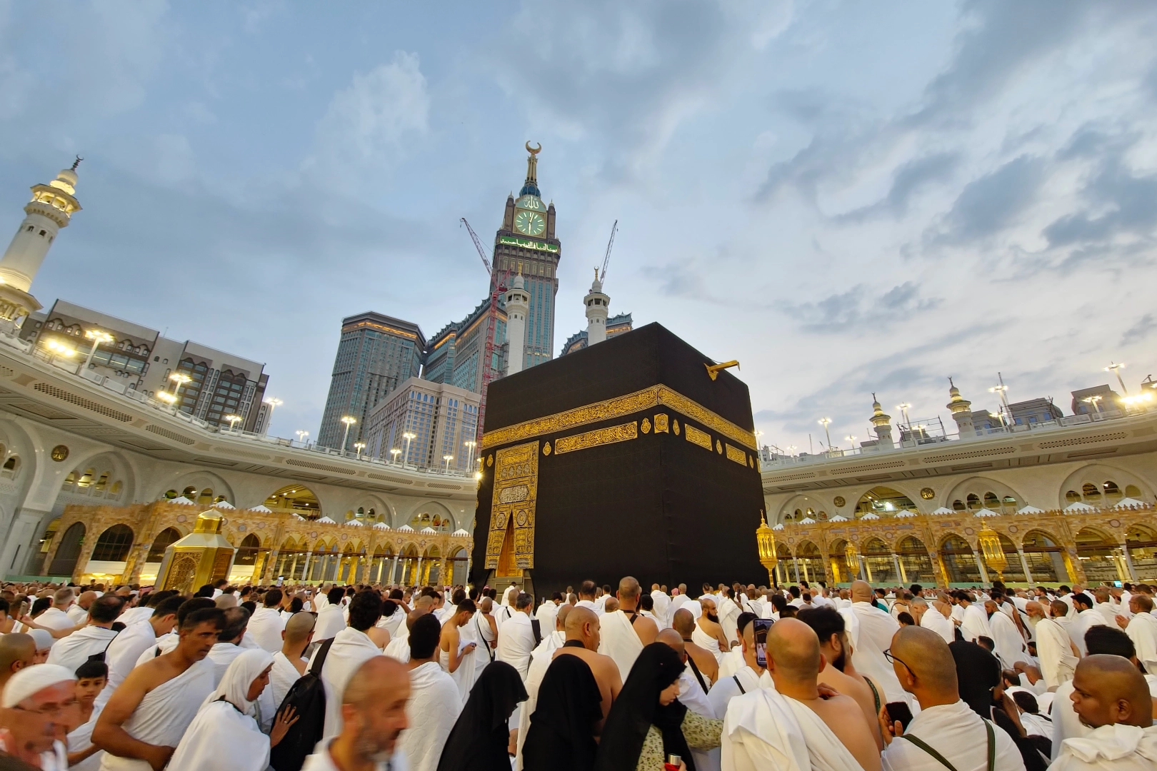 Yüzbinlerce Müslüman Kabe'yi tavaf etti