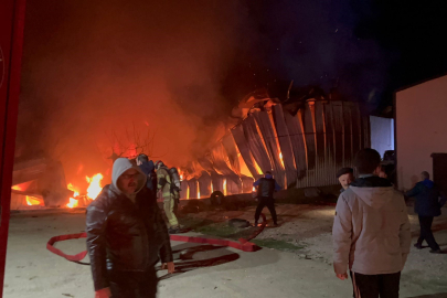 Bursa'da fabrika küle döndü! Alevler geceyi aydınlattı...