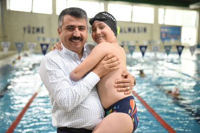 Bursalı para yüzücü tek koluyla şampiyonluğa kulaç atıyor