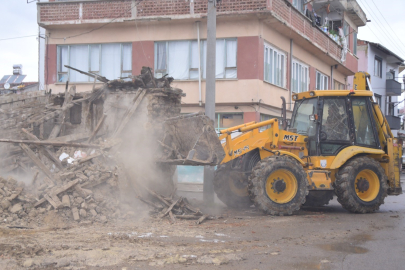 Yenişehir'de metruk binalar yıkılıyor