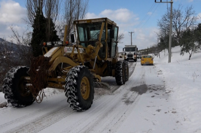 Kar fırtınası Gemlik’i beyaza bürüdü