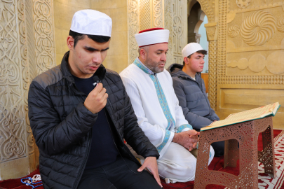 Hafızlığı kendisi gibi görme engelli hocasından öğrendi